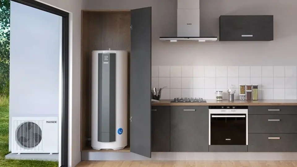 Photo page Nos produits avec la présentation d'un Ballon thermodynamique dans un placard de la cuisine