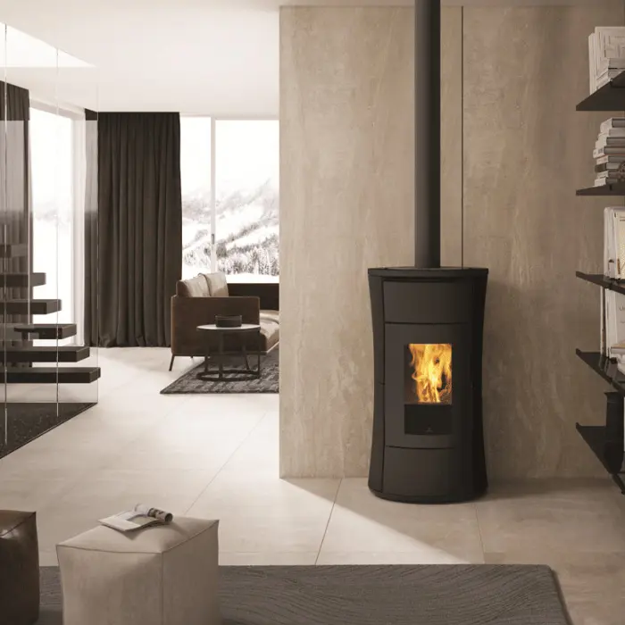 Photo Poêle à Granules étanches Référence Chérie Evo ATC 9 Kw Noir sur fond mur marron