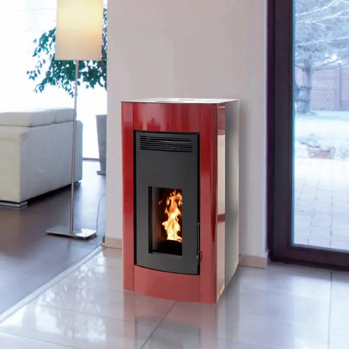 Photo Poêle à granule étanche gamme Premium Interstoves Fabio 20 Kw Hydro rouge et noir en situation