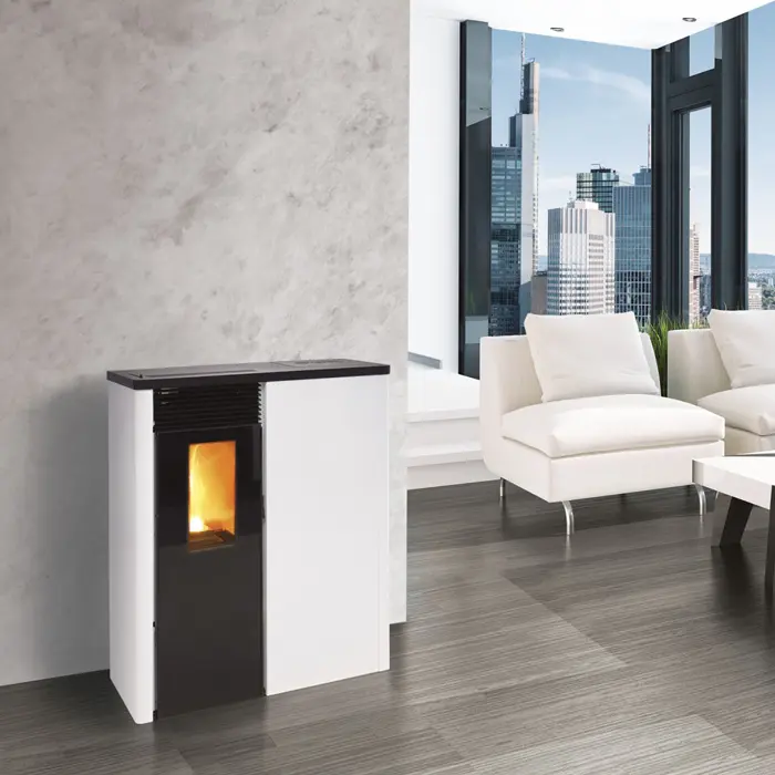 Photo Poêle à granule étanche gamme Luxe Interstoves Milano 11 Kw Blanc et noir en situation