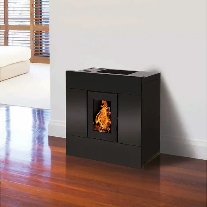 Photo Poêle à granule étanche gamme Premium Interstoves Natalia 9 Kw Noir en situation