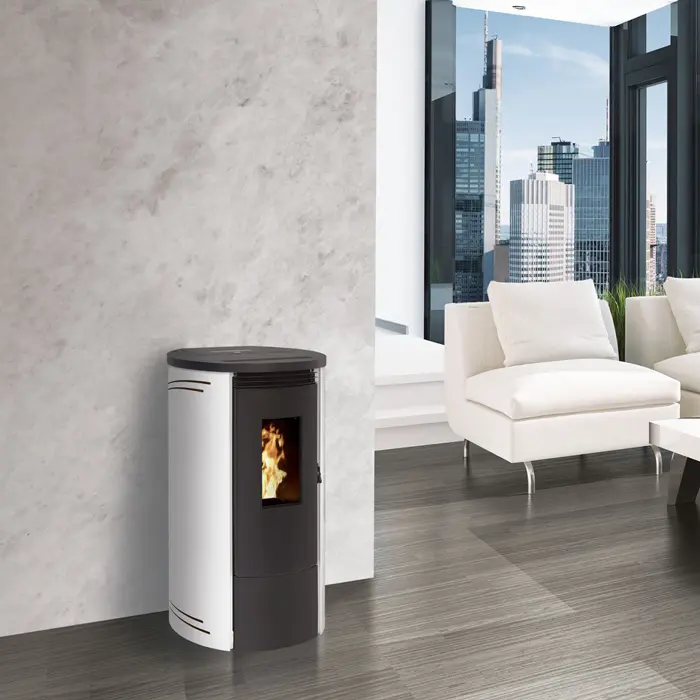 Photo Poêle à granule étanche gamme Luxe Interstoves Padova 9 Kw Blanc et noir en situation