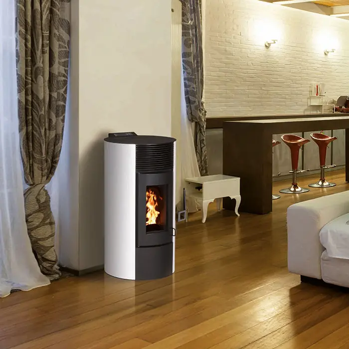 Photo Poêle à granule étanche gamme Premium Interstoves Paola 9 Kw Etanche Blanc et noir en situation