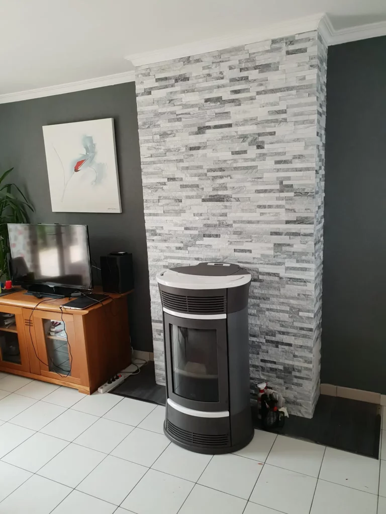Photo Poêle à granule rond gris et marron dans salon