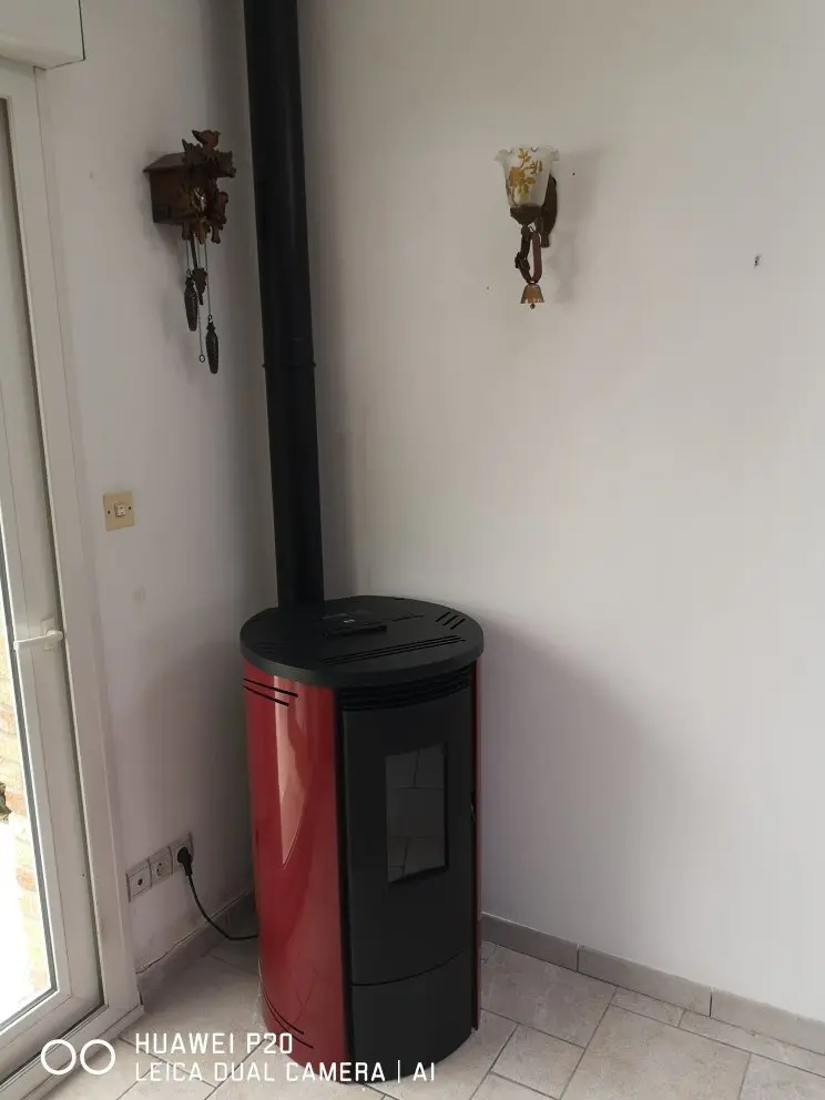 Photo Poêle à granule rouge et noir